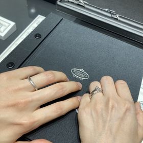 【エクセルコダイヤモンド(EXELCO DIAMOND)の口コミ】 婚約指輪はシャンスエターナルです。
メインダイヤが浮いて固定されており…