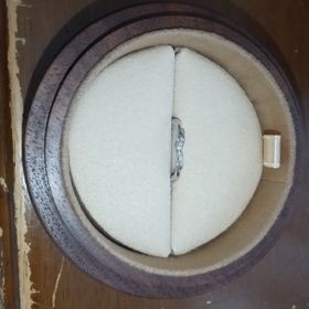 【COLANY(コラニー)の口コミ】 エンゲージが中央のダイヤの脇に小さい水色のダイヤが2つついてるデザイン…