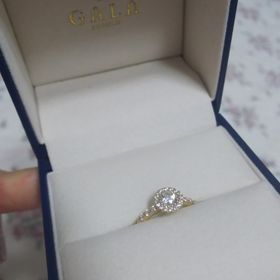 【GALA JEWELRY(ガラジュエリー)の口コミ】 興味がなかった彼もこれがいい！と2人で気に入ったデザインだった。真ん中…