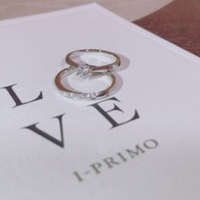 【アイプリモ(I-PRIMO)の口コミ】 斜めにダイヤのラインが入っていることで指をきれいに見せてくれるように…