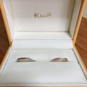 【ケイウノ ブライダル(K.UNO BRIDAL)の口コミ】 既成のデザインに、2人のイニシャルをもとにした彫刻をいれてもらいました…