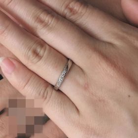 【festaria bijou SOPHIA(フェスタリア ビジュソフィア)の口コミ】 シンプルで可愛らしく使いやすいリングです。斜めに配置されたメレダイヤ…