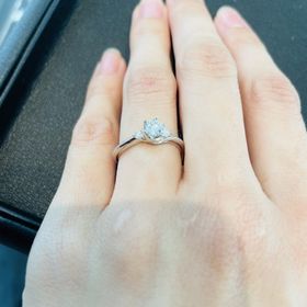 【エクセルコダイヤモンド(EXELCO DIAMOND)の口コミ】 朝から何店舗もまわり、この指輪に一目惚れしました。婚約指輪のリングの…
