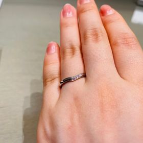 【アイプリモ(I-PRIMO)の口コミ】 プラチナのV字で、指が長く見えるタイプのデザインでした。ダイヤが入って…