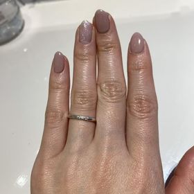 【TRECENTI(トレセンテ)の口コミ】 ダイヤが三粒ついており、指輪の幅が華奢に見せてくれます。甲丸リングと…