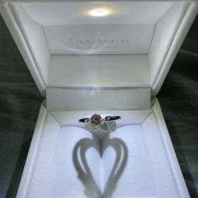 【STAR JEWELRY(スタージュエリー)の口コミ】 1つだけ大きなダイヤモンドがついた物よりは3つダイヤモンドが並んだデザ…