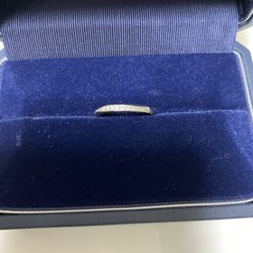 【銀座ダイヤモンドシライシの口コミ】 ダイヤが部分的についたリングだと、関節が太いので着けた時にクルクルと…