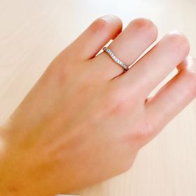 【銀座ダイヤモンドシライシの口コミ】 指が長く綺麗に見えるv字デザインの指輪で、別ブランドの婚約指輪とセット…
