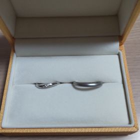 【ケイウノ ブライダル(K.UNO BRIDAL)の口コミ】 二人とも欲しいデザインが違い、１つはウェーブでダイヤ、もう１つはシン…