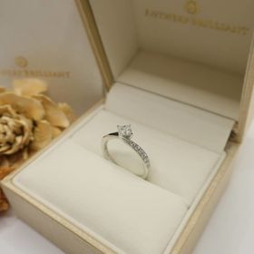 【BRIDGE(ブリッジ)の口コミ】 プリンセスカットのダイヤを探していて、平行ではなく菱形に留めてあるの…