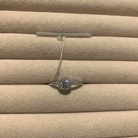 【TRECENTI(トレセンテ)の口コミ】 ダイヤにメレが囲まれているデザインが好きで探していました。とても華や…