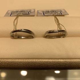 【MAHARAJA DIAMOND(マハラジャダイヤモンド)の口コミ】 男性、女性用共にウェーブのデザインであるところです。さらに男性用は一…