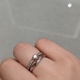 【アイプリモ(I-PRIMO)の口コミ】 ひねりが入っていて、真ん中にダイヤモンドが埋め込まれています。ダイヤ…