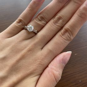 【ハリー・ウィンストン(Harry Winston)の口コミ】 メインのダイアモンドの周りにピンクダイアモンドが埋め込まれている珍し…