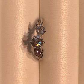 【I's stone(アイズストーン)の口コミ】 バラをモチーフにした可愛らしいデザインとシャープなV字ラインがキレイな…