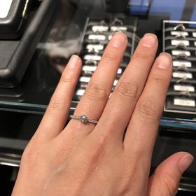 【エクセルコダイヤモンド(EXELCO DIAMOND)の口コミ】 シンプルなものでアーム部分がパヴェになっているものを探していました。
…