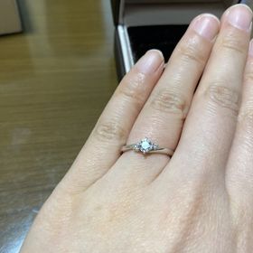 【アイプリモ(I-PRIMO)の口コミ】 つけた時の指がスラッと見えるところや、デザインが大好きでこの指輪にし…