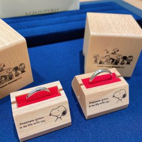 【with Happiness..の口コミ】 スヌーピーが大好きなので、指輪の表面にさりげなくピーナッツの字体で文…