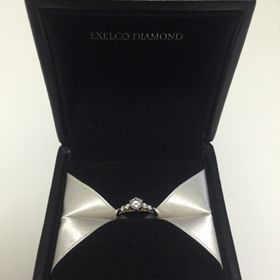 【エクセルコダイヤモンド(EXELCO DIAMOND)の口コミ】 エンゲージリングは一石でシンプルなものと決めていたので、これを見た時…