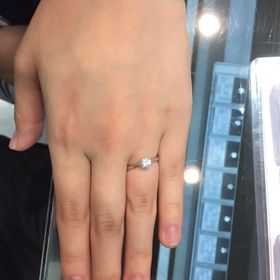 【宝寿堂(ほうじゅどう)の口コミ】 シンプルな、一粒ダイヤがキラッと光るものを探していました。
お値段も心…