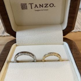 【TANZO.(鍛造指輪)の口コミ】 素材はプラチナと18kのペアで。
こだわりはなんといっても側面のデザイン…