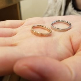 【鎌倉彫金工房の口コミ】 夫のはプラチナ、妻のはピンクゴールドでどっちもつちめデザインで自分達…