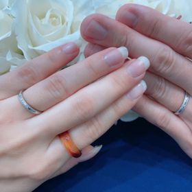 【4℃ BRIDAL(ヨンドシーブライダル)の口コミ】 いかにも結婚指輪って言うのが嫌でネットなどで探していました。
何店舗か…