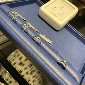 【銀座ダイヤモンドシライシの口コミ】 婚約指輪のデザインは私が一目惚れしました。派手すぎずシンプルすぎず、…