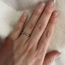 【ケイウノ ブライダル(K.UNO BRIDAL)の口コミ】 デザインが豊富で色味なども含めて好みのものが多く、気になっていた木目…