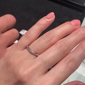 【ティファニー(Tiffany & Co.)の口コミ】 指輪のデザインはvになっていて指が細く見える。ダイヤ9粒では少し寂しく…
