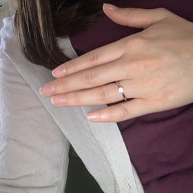 【銀座ダイヤモンドシライシの口コミ】 王道のデザインで結婚指輪と重ね付けできるデザイン。
飽きのこないデザイ…