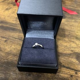 【ラザール ダイヤモンド(LAZARE DIAMOND)の口コミ】 指輪のデザインが可愛かった。ダイヤの周りにメレダイヤがあしらわれてい…