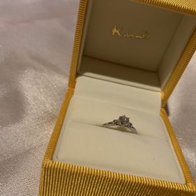 【ケイウノ ブライダル(K.UNO BRIDAL)の口コミ】 『コロッラ』というイタリア語で花冠を意味するデザインです。
指輪を横か…