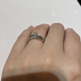 【TRECENTI(トレセンテ)の口コミ】 ダイヤモンドの下に空間があり浮いているデザインでとても素敵でした。
指…