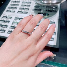 【ラザール ダイヤモンド(LAZARE DIAMOND)の口コミ】 エタニティリングのダイヤモンドが大きめのリングです。ネットや写真より…