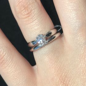 【ティファニー(Tiffany & Co.)の口コミ】 結婚指輪との重ね付けを検討していたので、台座が低く設定されたハーモニ…