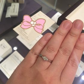 【俄(にわか)の口コミ】 中央のダイヤの左右にメレのついた、ストレートラインの指輪というのが私…