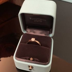 【ティファニー(Tiffany & Co.)の口コミ】 シンプルなデザイン、石があまり引っかかりのない指輪で、と彼に伝えたと…