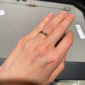 【ヴァン クリーフ＆アーペル(Van Cleef & Arpels)の口コミ】 上品なピンクゴールドの指輪で、ダイヤ3石が配されています。肌馴染みがと…