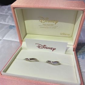 【ケイウノ ブライダル(K.UNO BRIDAL)の口コミ】 小さいダイヤが5つ入っていて金と銀の2色のリングで華やかで綺麗だったか…