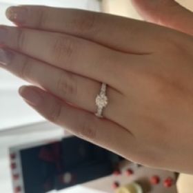 【エクセルコダイヤモンド(EXELCO DIAMOND)の口コミ】 【デザイン】
指よりも存在感のあるデザインに惹かれました。
元々はシン…