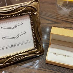 【ケイウノ ブライダル(K.UNO BRIDAL)の口コミ】 太すぎず、指にフィットして目立ちすぎないダイヤがアクセントでかわいい…