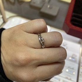 【カルティエ(Cartier)の口コミ】 とてもシンプルで絶妙な曲線がとても気に入りました。
指をキレイに見せて…