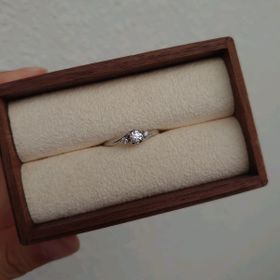 【PORTADA(ポルターダ)の口コミ】 もともとシンプルなデザインの婚約指輪を探していたので、立て爪ではなく…