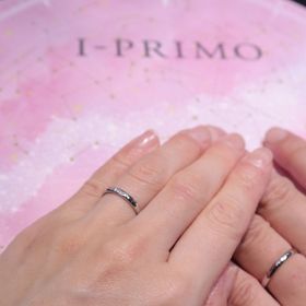 【アイプリモ(I-PRIMO)の口コミ】 指輪のデザインは大きさの異なるメレダイヤが5つ埋められていてキラキラ輝…
