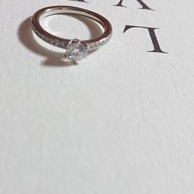 【アイプリモ(I-PRIMO)の口コミ】 ダイヤ一石のシンプルなデザインより
キラキラ重視で選んでもらいました！…