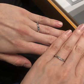 【銀座ダイヤモンドシライシの口コミ】 Ｖ字と石の埋め込みの形が気に入っており、他店舗でも同じようなデザイン…