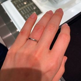 【ティファニー(Tiffany & Co.)の口コミ】 細身のリングに3石のダイヤモンドがついています。指輪自体は細いですが、…