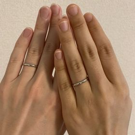 【銀座ダイヤモンドシライシの口コミ】 デザインとしてはシンプルで加工が少なく、ダイヤモンドが多すぎない指輪…