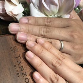 【TANZO.(鍛造指輪)の口コミ】 マットな素材にしたくて、和紙加工という加工をつけました。表面が和紙の…